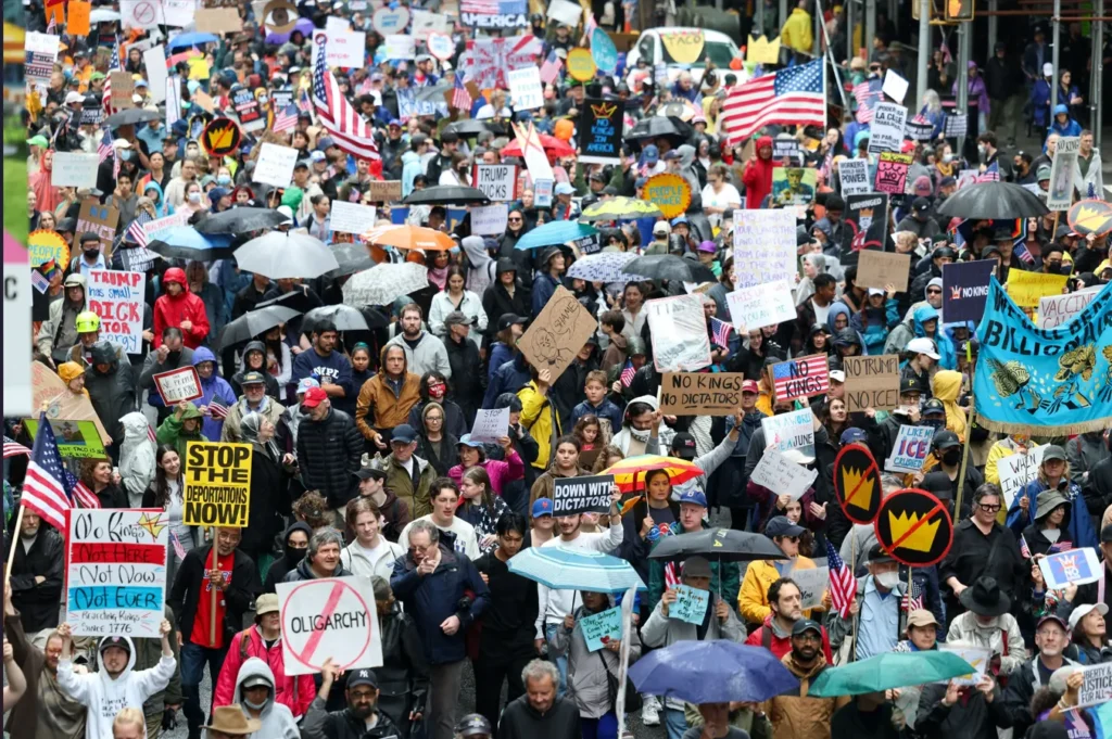 트럼프 퍼레이드에 맞선 미국 시위… ‘No Kings’ 외친 500만 명 3 스크린샷 2025 06 16 102436